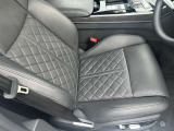 ●レザーシート『高級感や耐久性がありこちらのモデルにも採用されています。レザーは見た目が美しく内装を豪華に演出します。柔らかく肌触りが良く長時間の運転でも快適です。