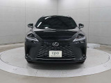 スピンドルグリルを発展させたスピンドルボディーを採用。グリル上端がグラデーションカラーになっており、ボンネットの鋭角なプレスラインへとシームレスにつながっています。