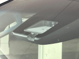 【三菱e-Assist】走行中に前方の車両等を認識し、衝突しそうな時は警報とブレーキで衝突回避と被害軽減をアシスト。より安全にドライブをお楽しみいただけます。
