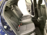 リアシートは足元も広く、長距離運転になってもゆったりとできるように、アームレストがついてます。
