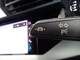 居眠り運転やわき見運転など、万が一車両が道路白線をはみだしそうになると、車がハンドルを自動修正してくれるアウディレーンアシストが装備されております。