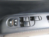 パワーウィンドのスイッチです。運転席に座りながら、助手席や後席の窓を開け閉めできるので大変便利ですよ。