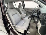 前席はベンチシート!運転席助手席間の移動ができます!