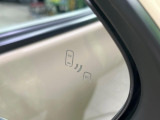 【ブラインドスポットモニター】走行中、ドアミラーの死角になりやすい箇所に後続車が接近するとサイドミラーのレンズに警告を表示!ドライバーに注意喚起をしてくれます。