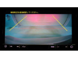 バックカメラの映像です。シフトレバーを「R」に入れると自動的にナビの画面が切り替わります。人や障害物なども確認でき、まっすぐ止めるためのガイドラインも表示されるので安心して車庫入れができます。