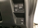 ハンドルの右側にはヘットライトリベライザーとHondaセンシング用のメインスイッチがついています。ヘッドライトリベライザーは道路状況や積荷の加重に応じてライトの高さを調節できます。