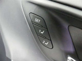 運転席のシートポジションを記憶・再現できるメモリー機能を搭載しています。