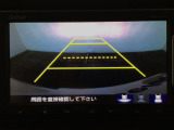 【バックカメラ】運転が苦手な方も車庫入れラクラクです!ギアをリバースに入れれば自動的に切り換わりますので、面倒な操作は不要です♪狭い駐車場もお車を傷つけず安心ですね!