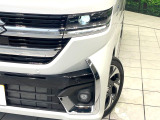 【LEDヘッドライト】悪天候や夜間走行時も良好な視界を確保し安心して運転できる高輝度LEDヘッドライトを装備!点灯速度が早く、消費電力も抑えられています。c