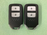 スマートキーを装備しています。鍵を差し込むことなくドアロックの開け閉めと、スタートボタン操作でのエンジンスタートができます。スペアキーも同じものを用意しております。