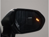 予防安全機能の1つ、ブラインドスポットモニター付き。隣の車線を走る車両をレーダーで検知し、ドアミラーでは確認しにくい後測方エリアに存在する車両に加えて、急接近してくる車両も検知します。