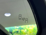 【ブラインドスポットモニター】走行中、ドアミラーの死角になりやすい箇所に後続車が接近するとサイドミラーのレンズに警告を表示!ドライバーに注意喚起をしてくれます。