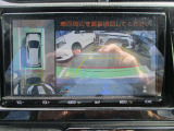 バックギアを入れるとナビ画面上に全方位モニターが表示されるので、車庫入れがラクになります。