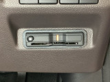 ハンドルの右下にETCがついています。高速道路の料金所の通過も楽々です!。 カードの取り出しもしやすい場所についています。