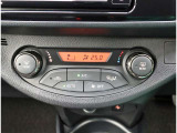 オートエアコンを装備しておりますので、四季を通じて車内を快適な温度に保つことが出来ます!高級感が有りますね!