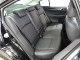 当店では専任のメカニックが大切なお客様のお車を一台一台丁寧に整備いたします。自社認証工場にてリフトアップし下回りまでキッチリ検査いたします。