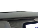 【harman/kardon】5つのスピーカーを内蔵したサウンドバーにより、ドライバーを包み込む音場を実現しました。また、洗練されたミニマルデザインは、キャビンをスタイリッシュに彩ります。