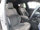 運転席側からの前席ビューです。内装色はブラック系ですので汚れも目立ちにくいです♪