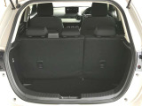 【広々トランクルーム】車体に対してスペースは広めに作ってあります。また、背もたれを倒すとより多くの荷物を乗せることができます。