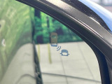 【ブラインドスポットインフォメーション】走行中、ドアミラーの死角になりやすい箇所に後続車が接近するとサイドミラー付近に警告を表示、ドライバーに注意喚起をしてくれます。
