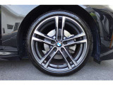 【BMWアロイホイール】軽量かつ強度に拘ったアロイホイール。走行性能ポテンシャルを引き出す設計。タイヤのサイドウォールが強化されたランフラットタイヤは、パンク時にタイヤがつぶれてもリムから外れません。