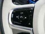 ハンドルの左側のボタンでアダプティブクルーズコントロールを操作。簡単操作で前車に追従します。渋滞や高速を利用時に非常に便利な機能ですよ!