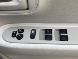 【電動格納ミラー】サイドミラーは電動格納式となっており、狭い駐車場でもキズがつくリスクを抑えられます。