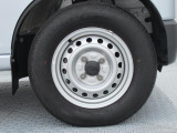 純正12インチスチールホイール。タイヤサイズは145/80R12