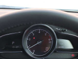 運転視界の遠方上方に虚像を投影することで前を見ながら情報の視認ができます。本当にドライバーが必要な情報を適切に伝え、楽しんで頂くことを考えた新世代装備です。※虚像は1.5m前方に浮かぶイメージです。