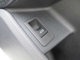 電動リアゲート装備です。バンパー下でのキックスイッチも装備されております。
