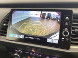 リバースギアに入れるだけで後方の表示へ切り替わります。夜間や雨の日の駐車も楽になりますよ。