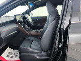 落ち着いたカラーの内装で、ゆったりと運転したい方に。