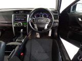革巻きステアリングで快適な操作性の運転席です。