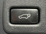 【パワーバックドア】スマートキーや運転席のボタンを押すだけでリアゲートが自動で開閉します!荷物を持っている時や、高い位置にあるバックドアを閉める際に便利な機能です♪