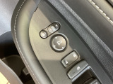 狭い駐車場で便利な電動格納ドアミラーが付いています。