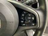 ハンドルにHondaセンシング系のクルーズコントロールやレーンキープアシストなどのスイッチが装備されています。ハンドルから手を離さず安全に操作できます。