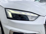 ウイング状のデイタイムランニングライトを備えるLEDヘッドライト。昼光に近い照明によって進路を照らし、昼夜ともに目視しやすく視認性を高め安全性と快適性を向上させます。