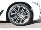 BMW承認の純正タイヤを装備しております☆お問合せ(無料ダイヤル)0078-6002-613077迄お待ちしております。大阪府吹田市芳野町5-55 毎水曜、第二火曜日定休 営業時間10:00〜19:00