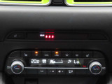 運転席と助手席それぞれで温度調整が可能なオートエアコンに加え、ステアリングヒーターと前二席分のシートヒーターが車内を快適に保ちます。