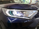 LEDヘッドライトです。LEDヘッドライトは電球が切れにくく長寿命で且つ省電力。夜間の運転がとてもラクになりますよ♪