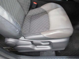 運転席です。座席の上下もできるシートアジャスター付きです。