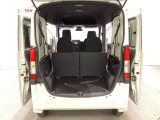 開口部も広く荷物の積み下ろしもしやすいお車となっております。4人乗りでも充分な荷室のスペースがあります。シートの背もたれは5:5の割合で分割して可倒できるので、長いお荷物などを載せることもできます。