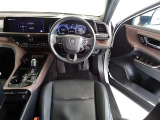 革巻きステアリングで快適な操作性の運転席です。