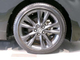 純正のアルミホイール装着車です。タイヤサイズは215/45R17です。
