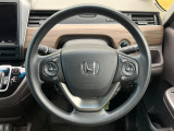 インテリアに合わせたデザインのステアリングは、運転される方のことも考え、運転しやすい形状、大きさです。是非一度、実際に触ってお確かめください。