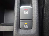 オートブレーキホールド機能は運転者のブレーキ操作によって停車した際に自動的にブレーキ力を保持する機能です。ブレ-キが保持されているときにアクセルペダルを踏むとブレ-キが解除され発進する事が出来ます