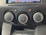 【オートエアコン】一度お好みの温度に設定すれば、車内の温度を検知し風量や温度を自動で調整。暑い…寒い…と何度もスイッチ操作をする必要はありません。快適な車内空間には必須の機能ですね♪
