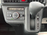 インパネにシフトレバーがございます^^空間を広く使うことができ、ハンドルにも近いため操作性にも優れています☆