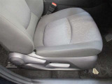 運転席です。座席の上下もできるシートアジャスター付きです。