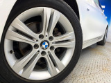 ●純正17インチアルミホイール:輸入車ならではの卓越した走りを支えるホイールと足回りです!日本車の走りに慣れている方にもぜひ体感して頂きたいほど、高いレベルでまとまっています!
